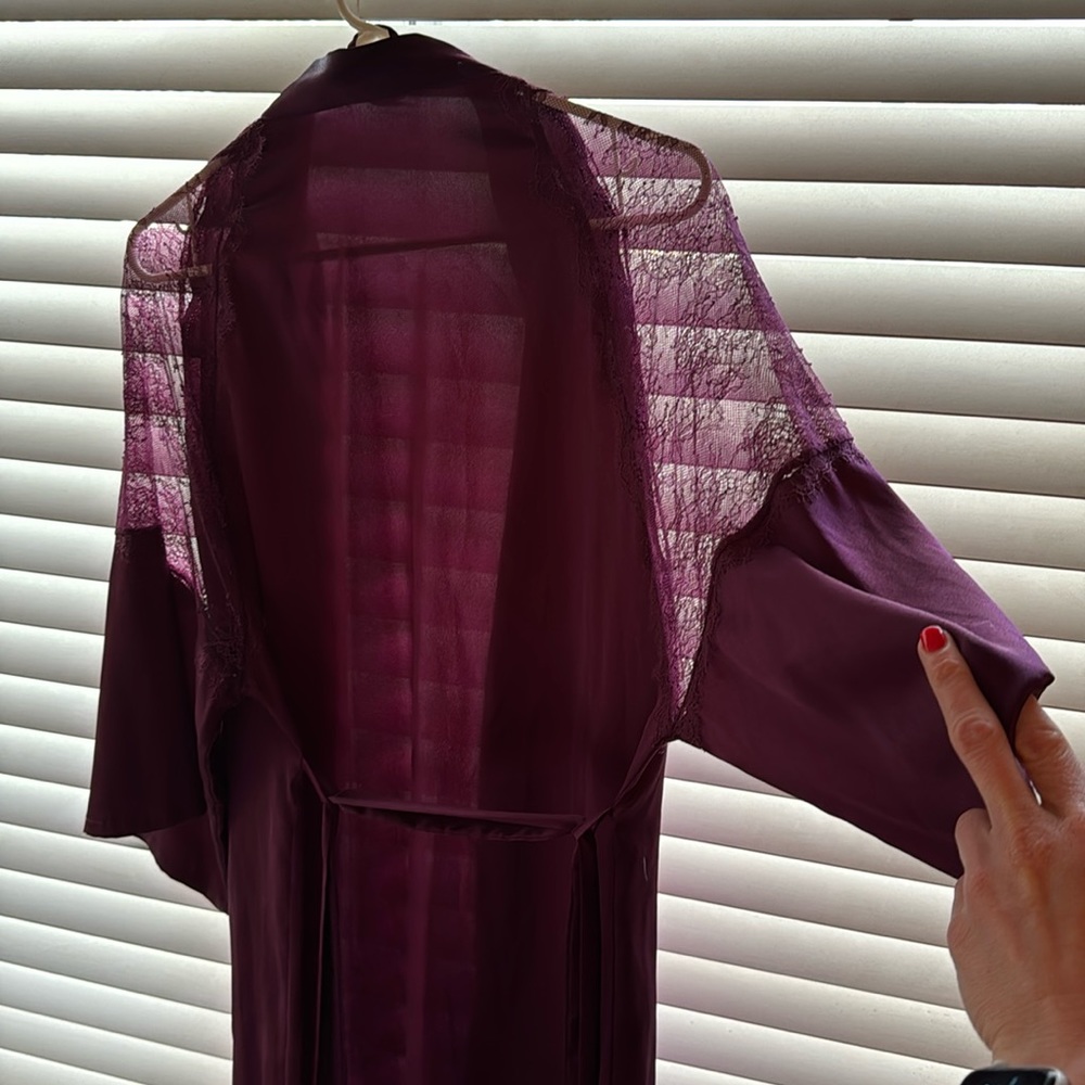 Victoria’s Secret Xs/S robe in satin-lace plum